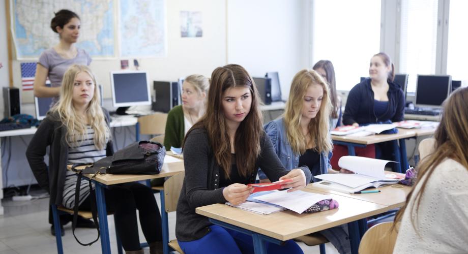 Kuvituskuva, nuoret opiskelijat oppitunnilla