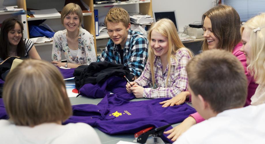 Kuvituskuva, nuoret tekevät ryhmätyötä