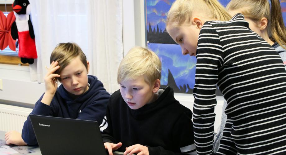 Kuvituskuva, lapset tietokoneella