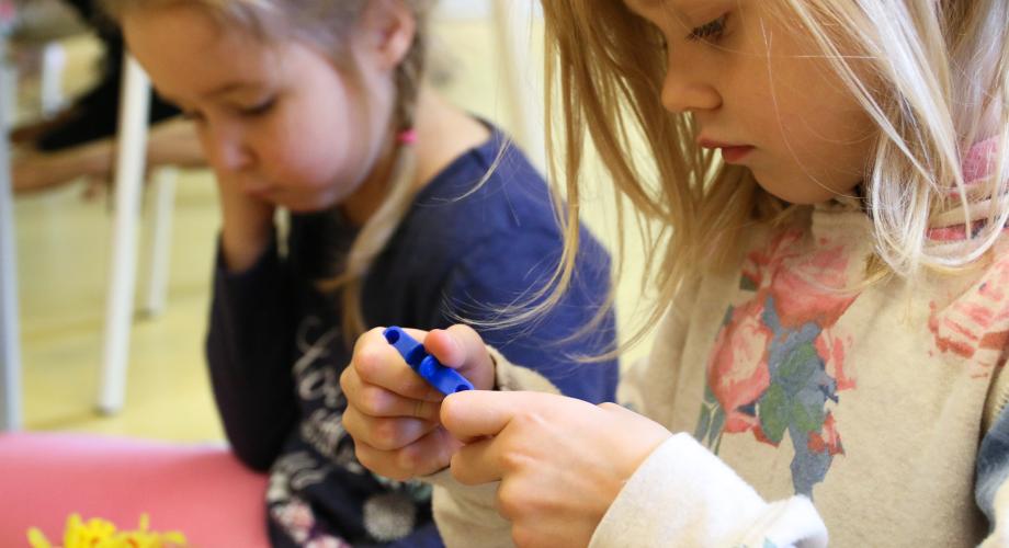 Kuvituskuva, lapset rakentelevat palikoilla