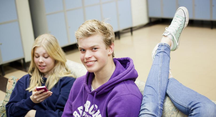 Kuvituskuva, oppilaat istuvat sohvalla