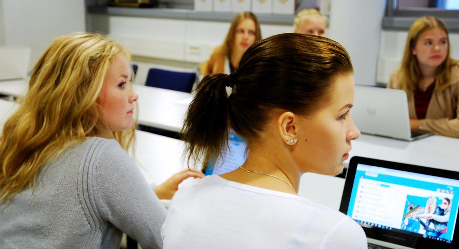 Kuvituskuva: Oppilaat kuuntelevat tunnilla ohjeita