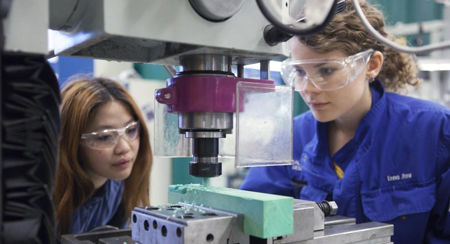 Kuvituskuva, opiskelijoita laboratoriossa