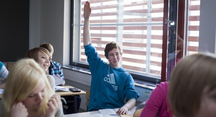 Kuvituskuva, poika viittaa tunnilla