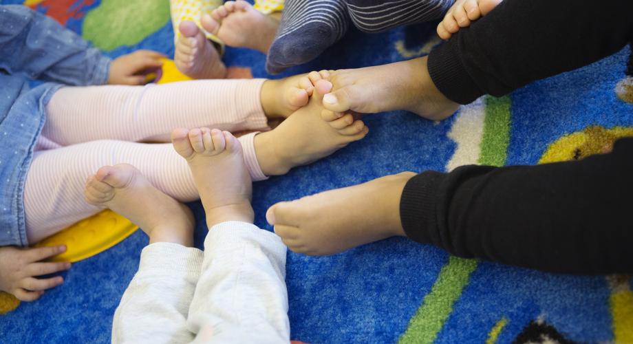 Kuvituskuva, lasten varpaita kuvassa