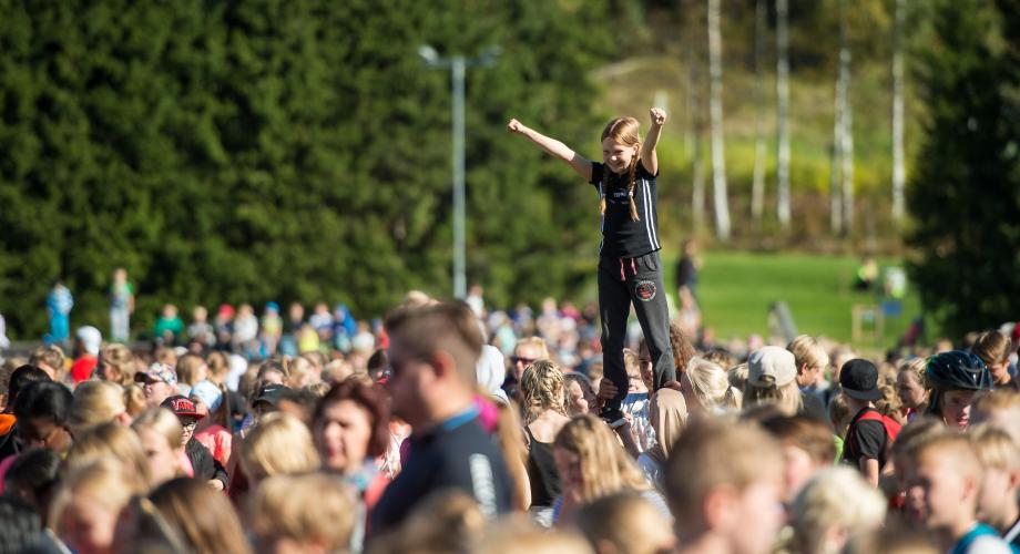 Poika nostetaan yleisön joukosta