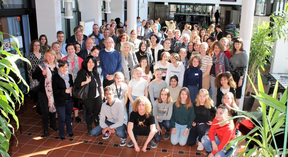Kuva: Konferenssin osallistujia vierailulla Helsingin ranskalais-suomalaisessa koulussa 15.4.2019