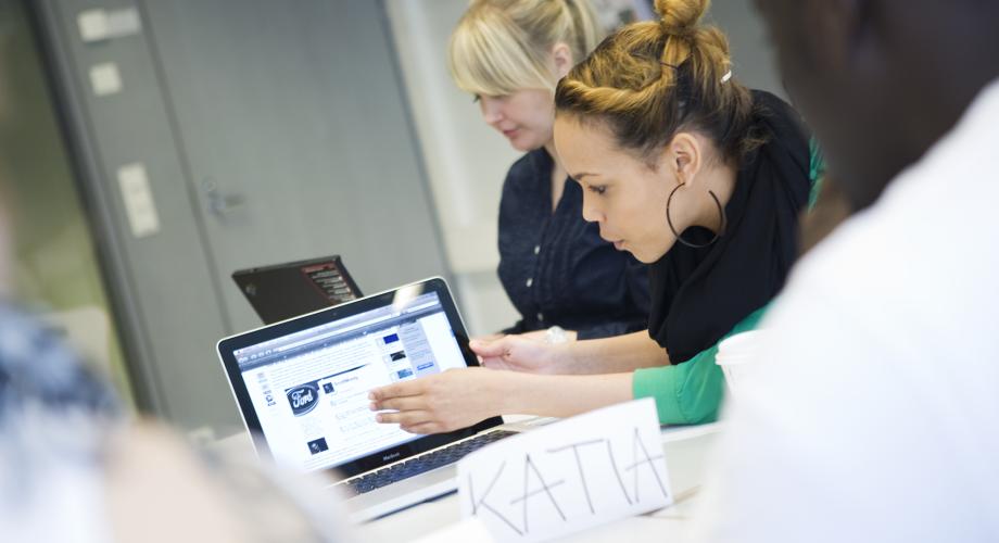 Kuvituskuva: nainen näyttää läppäriltä jotain