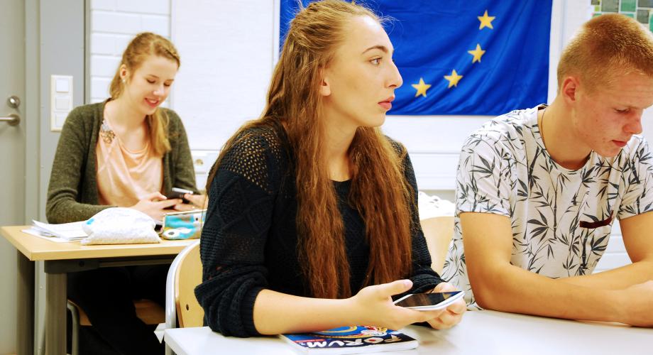 Kuvituskuva: opiskelijat istuvat luokassa