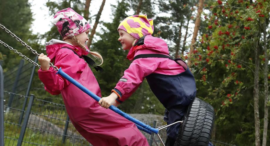 Kuvituskuva: Lapset keinuvat keinussa