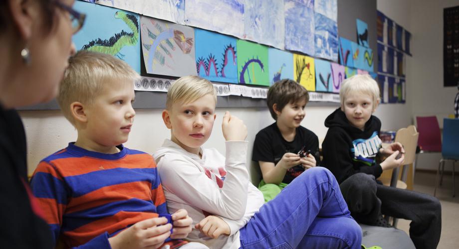 Kuvituskuva: Lapset pohdiskelevat porukalla
