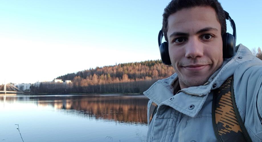 Muhamed Hamdi Jyväskylässä. Taustalla Jyväskylän yliopisto.