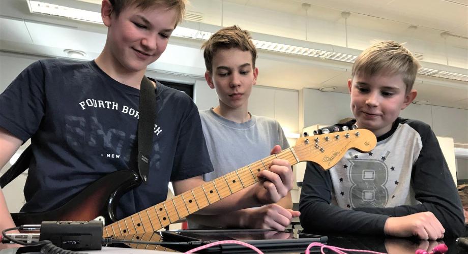 Kolme lasta säveltää tablettia käyttäen. Future Songwriting -hanke.