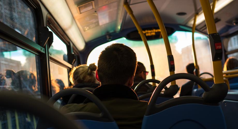 Ihmisiä bussissa. Kuvituskuva.