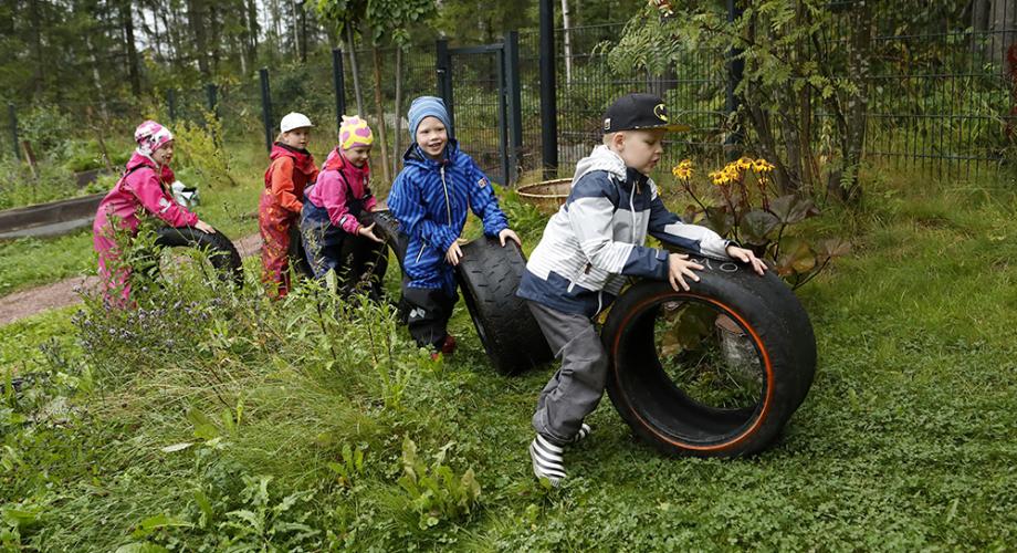 Lapset pyörittävät renkaita