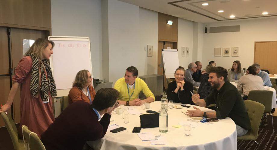 TCA seminaarissa ryhmätyöskentelyä