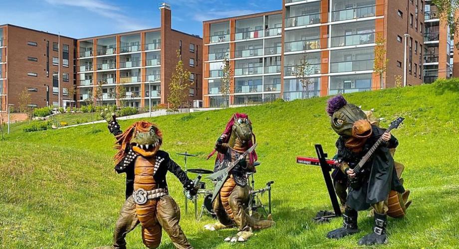Hevisaurukset keväisessä maisemassa.