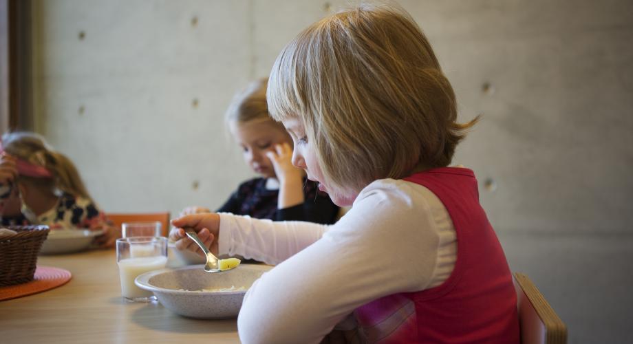 Tyttö syö lounasta varhaiskasvatuksessa.