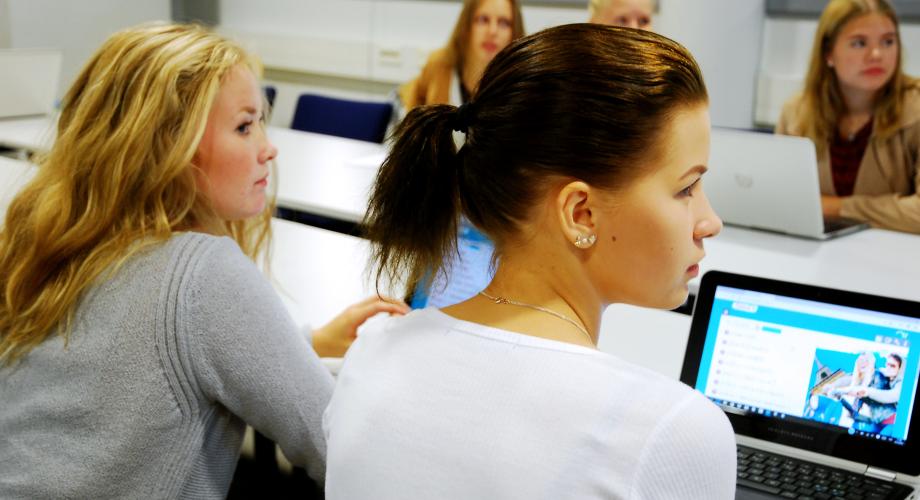 Lukiolaisia tietokoneen ääreessä.