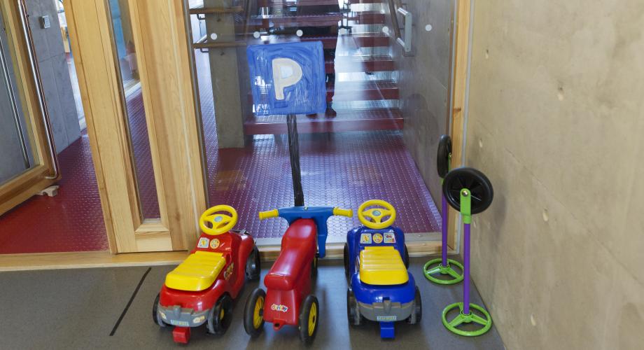 Lasten potkuautoja päivikodin leikkiparkkipaikalla