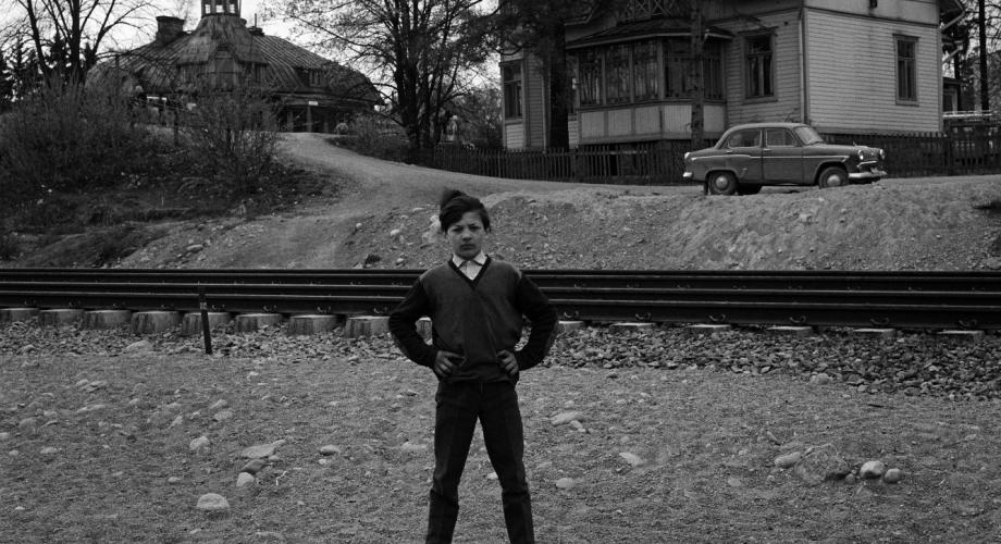 Romanipoika seisoo kotitalonsa edessä Helsingissä vuonna 1971
