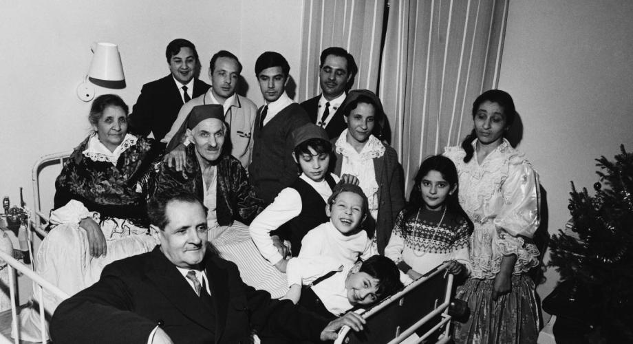 Romaniperhettä vierailemassa sukulaisen luona sairaalassa jouluaattona 1970