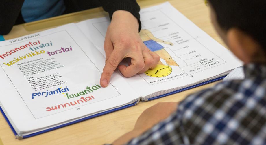 Aikuinen ja lapsi opettelevat yhdessä viikonpäiviä