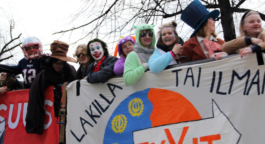 Penkkarijuhlijoita Helsingissä keväällä 2020