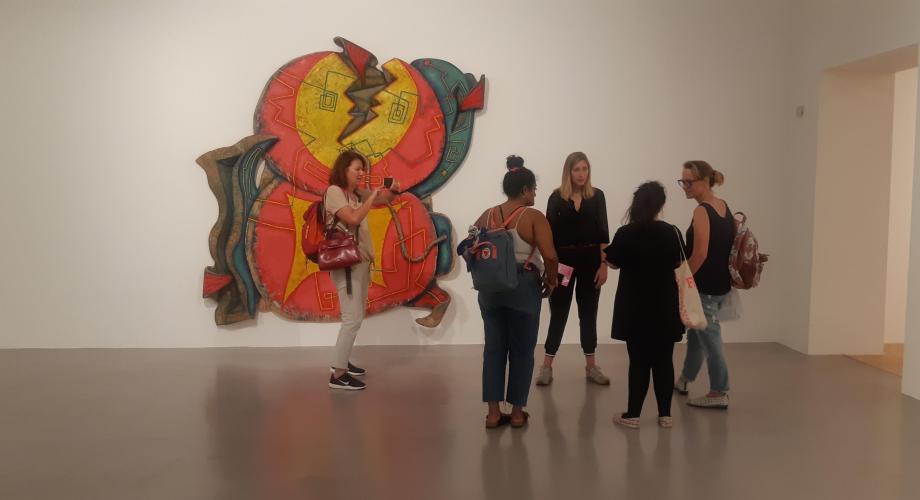 Ihmisiä museossa
