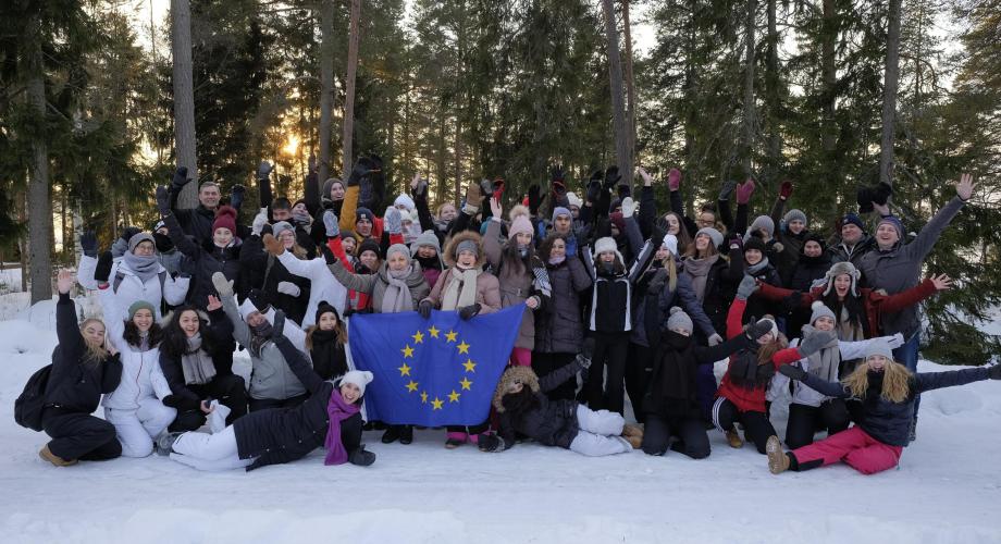 Ryhmäkuva ulkona talvella