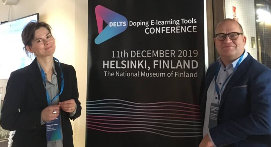 Representanter för Delts-projektet bredvid roll-uppen