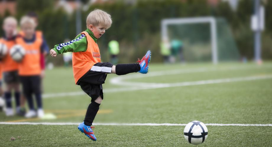 Kuvituskuva: Poika pelaa jalkapalloa