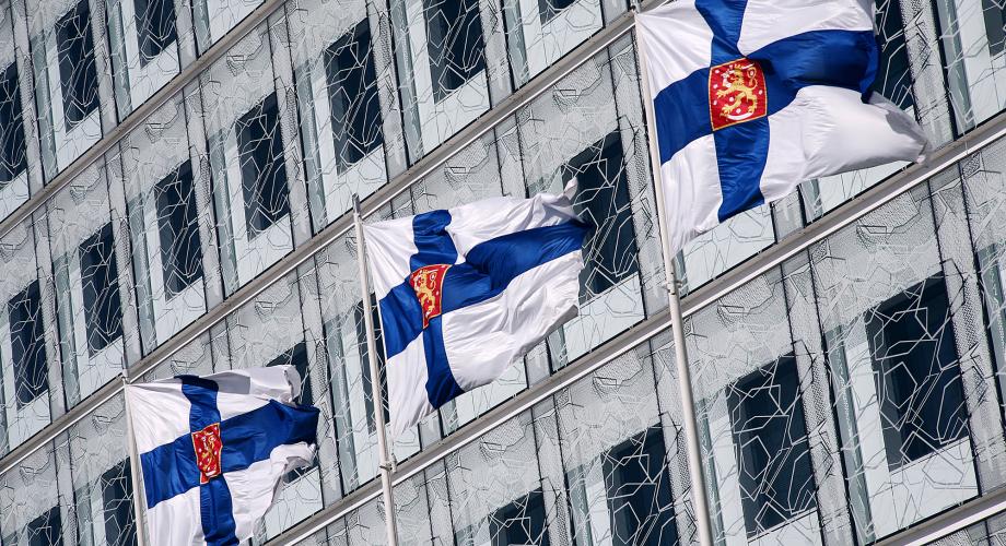 Liput salossa virastotalon edessä