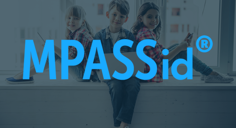MPASSid-palvelun logo taustakuvalla, jossa kolme oppijaa istuu ikkunalaudalla