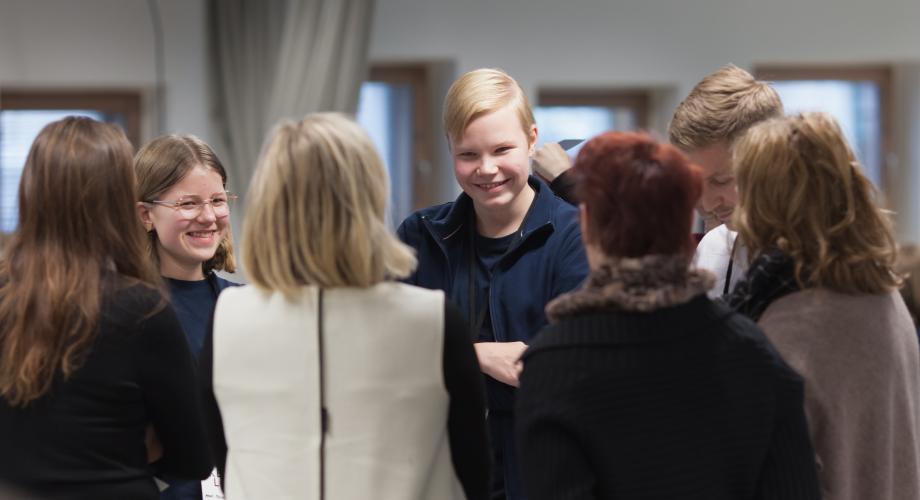 Hymyileviä nuoria piirissä 
