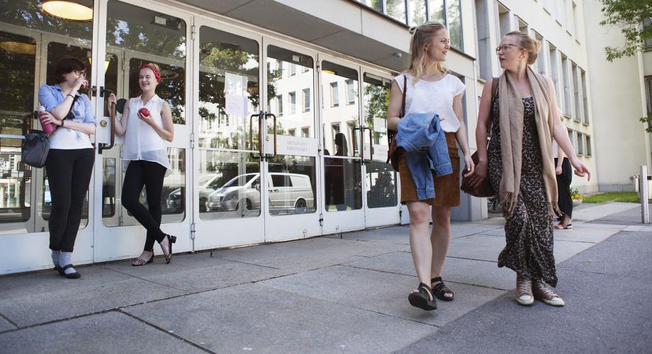 Opiskelijoita Helsingin yliopiston kampuksella