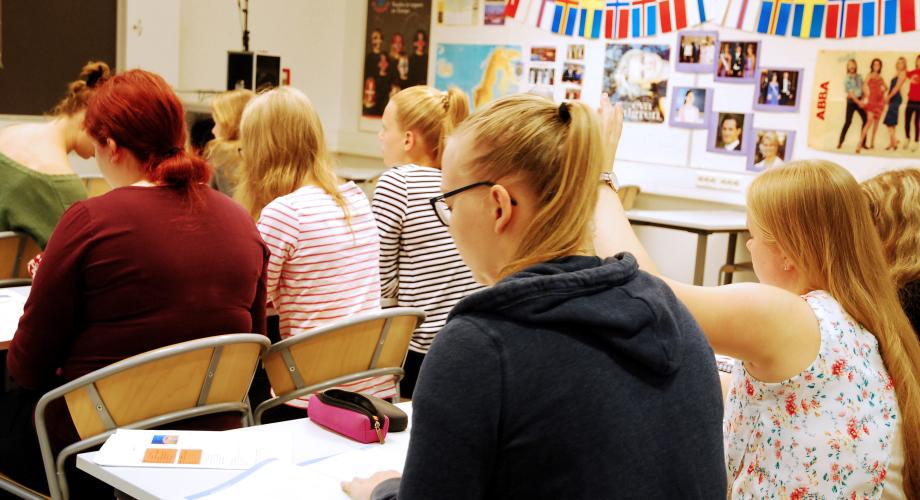 Oppilaita ruotsintunnilla istumassa pulpetissa.