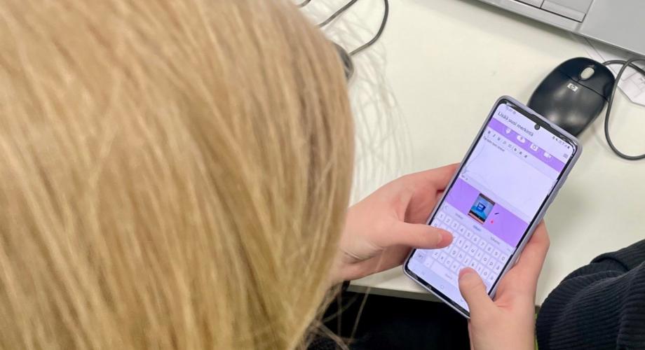 Kuvituskuva. Oppilas dokumentoi käsityöprosessia omalla älypuhelimellaan.