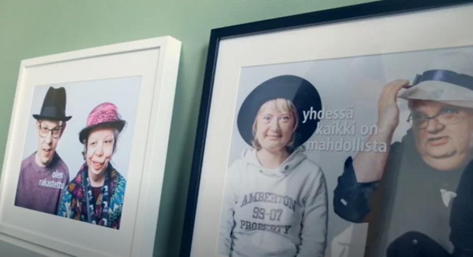 Kaksi valokuvakehystä, joissa henkilöitä.