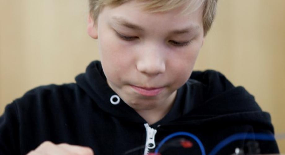 Oppilas työskentelee elektroniikan työtehtävän parissa.
