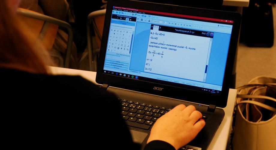 Oppilas laskee tietokoneen ohjelman avulla matematiikan laskutehtävää.