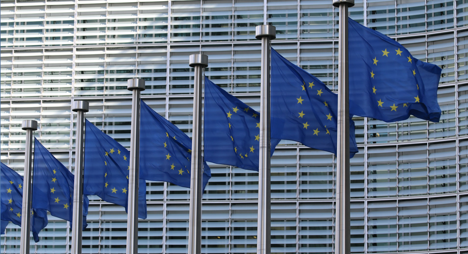 EU-lippuja lipputangoissa Brysselissä.
