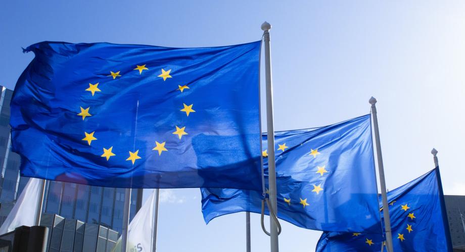 Tre EU-flaggor vajar i flaggstängerna.