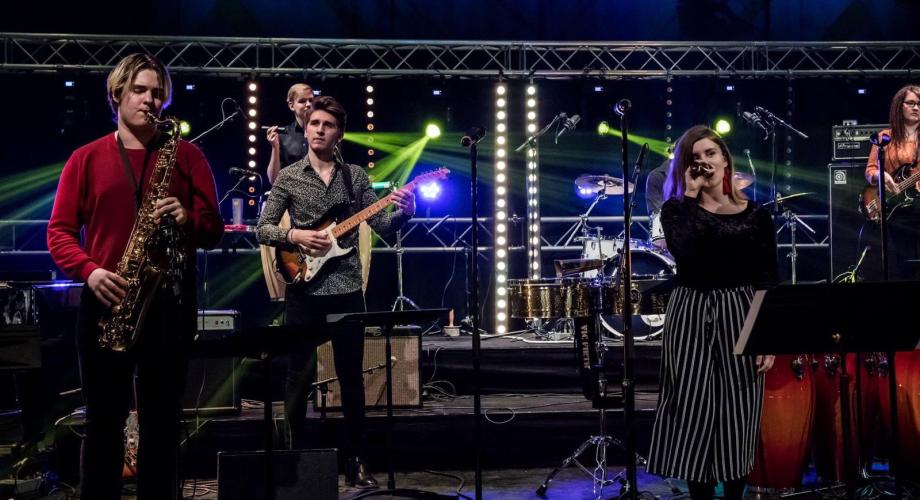 MusicXchain-hankkeeseen osallistuneita henkilöitä esiintymässä keikailla.