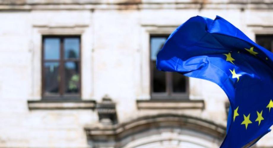 EU-lippu liehuu rakennuksen edustalla.