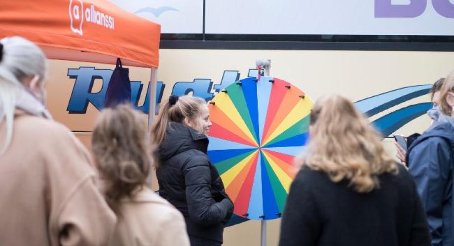 Ihmisiä Politiikkabussin edessä.