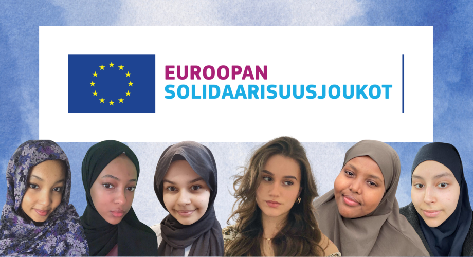 Nuoria tyttöjä, joista osa käyttää huivia ja solidaarisuusjoukkojen logo.
