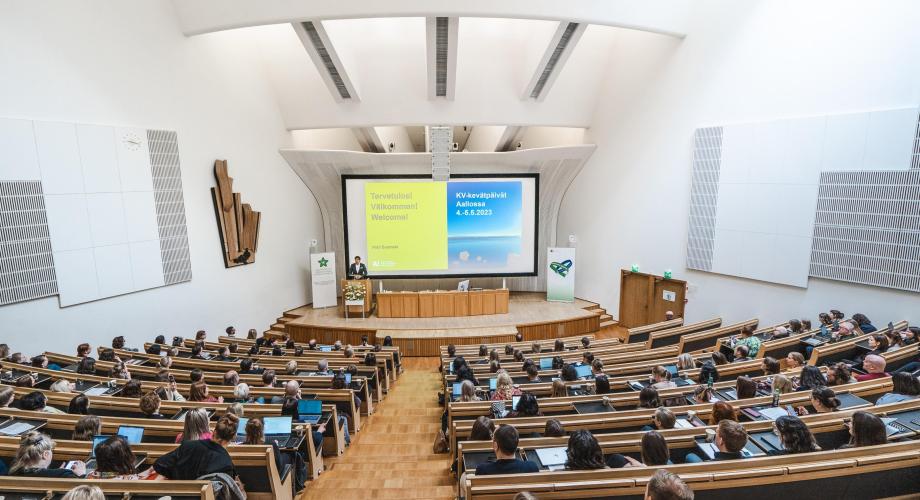 Ihmisiä suuressa salissa kv-kevätpäivillä Aalto-yliopistossa. 