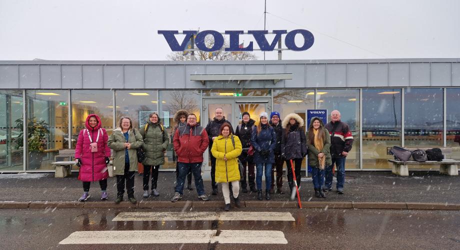 Hankkeen osallistujia VOLVOn liikkeen edessä.
