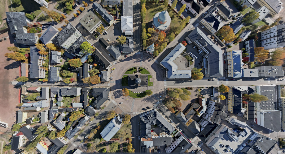 Ruutukuva, jossa Haminan kaupunki lintuperspektiivissä.
